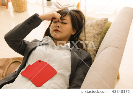 累了的小姐生病的小姐女商人累了累了物理自我管理 累了的小姐生病的小姐女商人累了累了物理自我管理 42848375