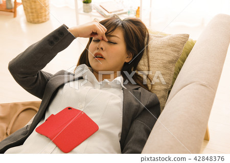 疲乏的小姐病的小姐女商人疲倦了身體狀況 42848376