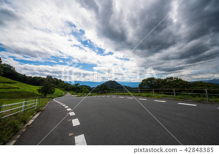 夏天山区天气通过和流动的云彩和云彩秩父山脉的景色b 图库照片