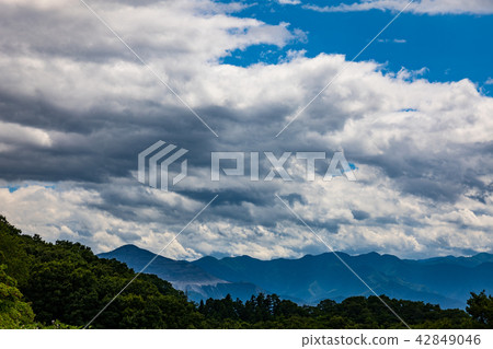 夏季山区天气台风过后的云彩和秩父山脉的景色a 2从东集集村到山的方向 图库照片