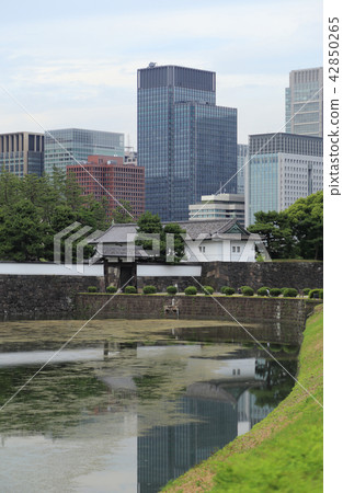 Sakuradamon of the Imperial Palace and the building group of Marunouchi Sakuradamon of the Imperial Palace and the building group of Marunouchi 42850265