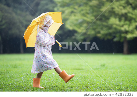 A girl walking with an umbrella 42852322