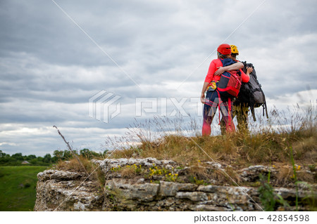 Photo from back of hugging man and woman tourist on mountain 42854598