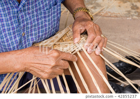 Old man hands manually weaving bamboo. 42855237