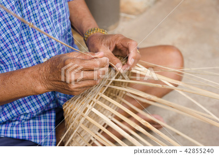 Old man hands manually weaving bamboo. 42855240