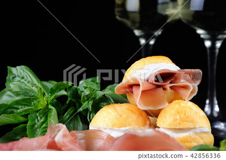 Coccoli Fritti c Prosciutto 42856336