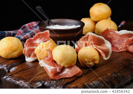 Coccoli Fritti c Prosciutto 42856342