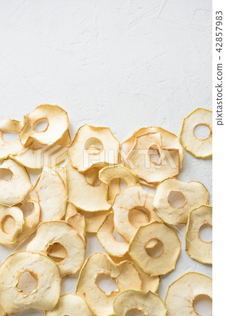 Apple dehydrated chips 42857983