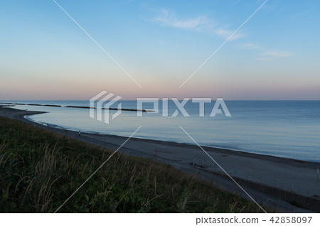 Quiet ocean wave coast of the morning glow Quiet ocean wave coast of the morning glow 42858097