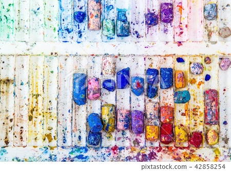 Crayons color on tray, Used or dirty Crayons color on tray, Used or dirty 42858254