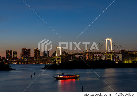 Odaiba /彩虹橋和居住船晚上風景 Odaiba /彩虹橋和居住船晚上風景 42860490