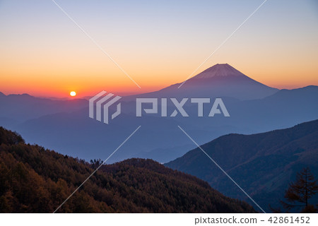 (Yamanashi Prefecture) Mt. Fuji celebrating dawn 42861452