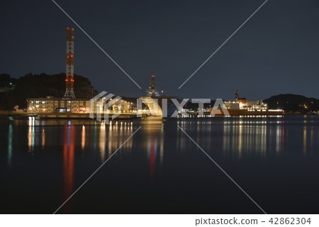 橫須賀港的夜景[夏季]“租借”“出雲” 42862304