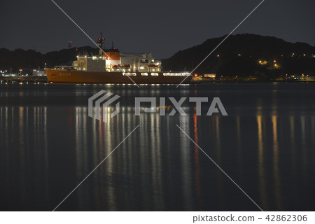 Night view of Yokosuka Port [Summer] Icebreaker "Shirase" 42862306