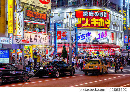 東京新宿歌舞伎町十字路口 42863302