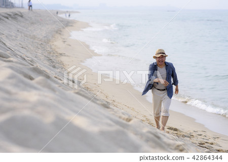 Senior Travel 42864344