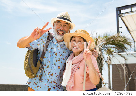 旅行熱帶手段的資深夫婦 42864785
