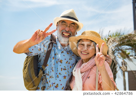旅行熱帶手段的資深夫婦 42864786