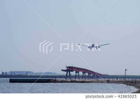 Aircraft about to land 42865025