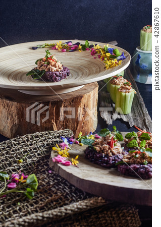 Spicy minced pork salad and sticky rice. 42867610