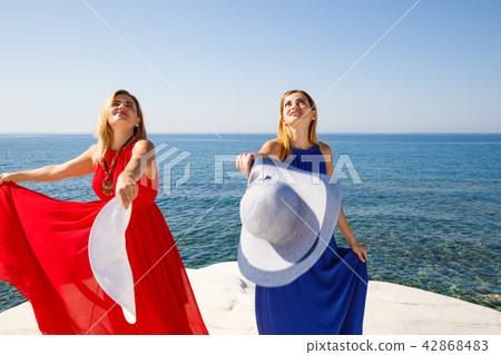 Blond women 42868483