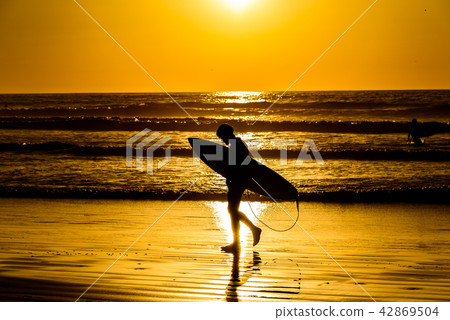 At dusk · Silhouette of surfing beach At dusk · Silhouette of surfing beach 42869504
