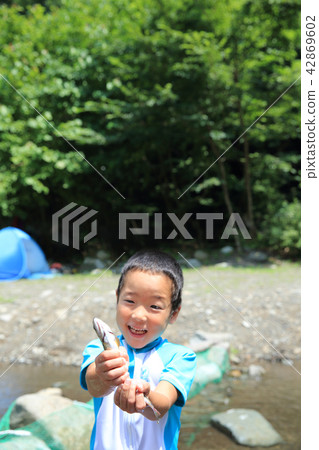 孩子們喜歡釣魚 42869602