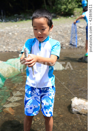 Children enjoying fishing 42869611
