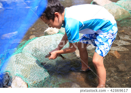 孩子們喜歡釣魚 孩子們喜歡釣魚 42869617