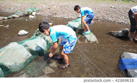 孩子們喜歡釣魚 42869618