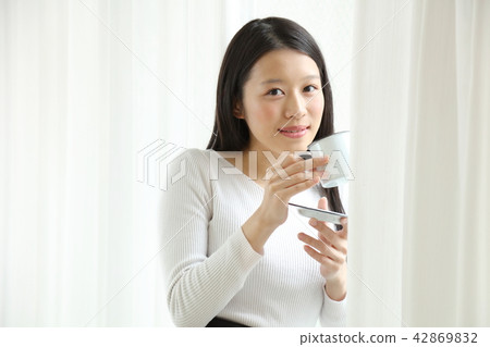 A woman drinking coffee 42869832