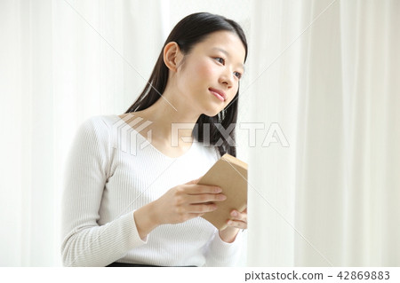 A woman reading 42869883