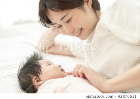 嬰兒與父母和孩子一起午睡家庭家庭 42870611