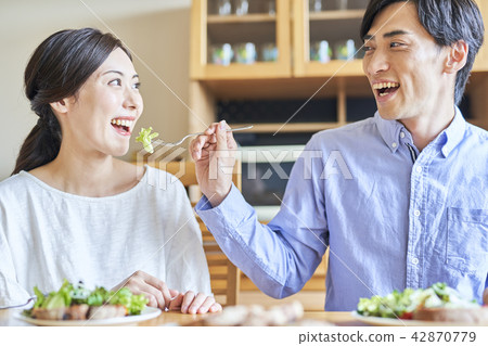 一對年輕夫婦 一對年輕夫婦 42870779