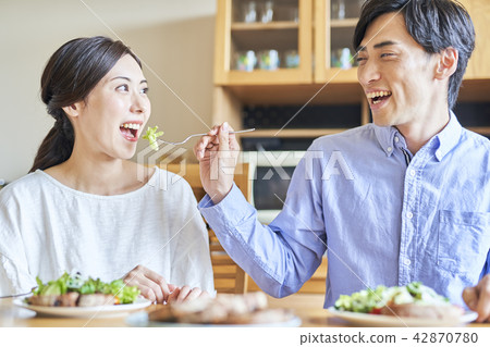 一對年輕夫婦 一對年輕夫婦 42870780