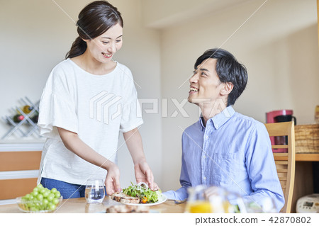一對年輕夫婦 一對年輕夫婦 42870802