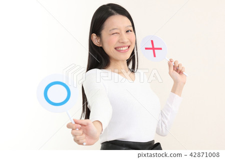 Women with ◯ × plate 42871008