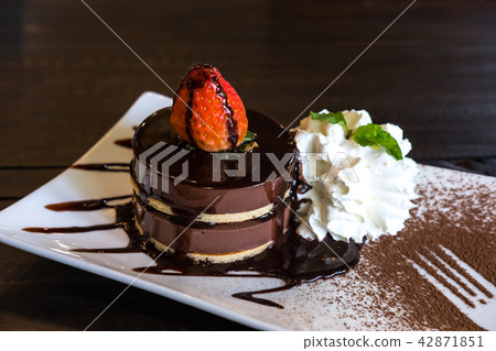 Double chocolate shot cake Double chocolate shot cake 42871851