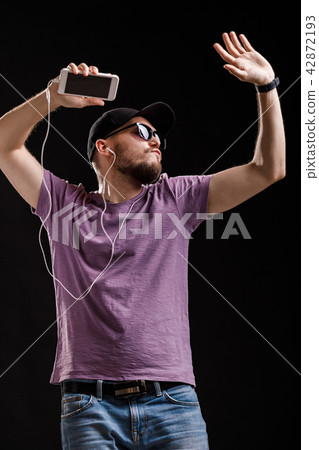 the man listening to music in headphones 42872193