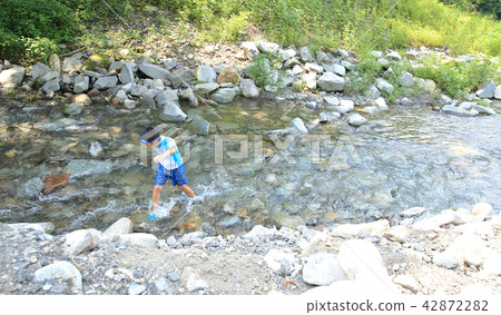 孩子們在河裡玩 42872282