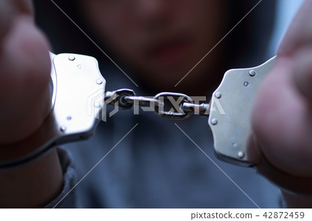 逮捕手銬（犯罪非法犯罪嫌疑犯案件犯罪可疑入侵者小偷面無暴徒） 42872459