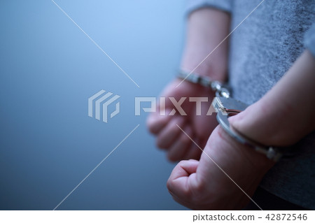 Arrest of handcuffs (crime illegal criminal bad suspect case criminal suspicious intruder thief face none thugs) 42872546