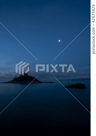 聖邁克爾山和黎明前月夜的海岸 42873829