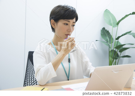 Business woman 42873832