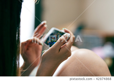 Smartphone game woman 42874868