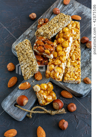 Bars with honey, nuts,peanuts and sunflower seeds. Bars with honey, nuts,peanuts and sunflower seeds. 42875586