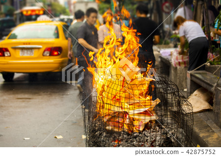 中國鬼武士，燒紙，中國鬼節，燃燒鈔票，中國鬼節 42875752