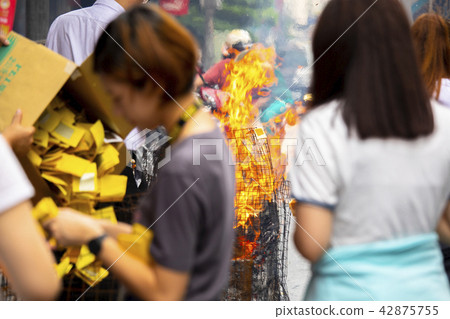 中國鬼武士，燒紙，中國鬼節，燃燒鈔票，中國鬼節 42875755