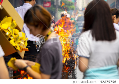 中國鬼武士,燒紙,中國鬼節,燃燒鈔票,中國鬼節 中國鬼武士,燒紙,中國鬼節,燃燒鈔票,中國鬼節 42875756