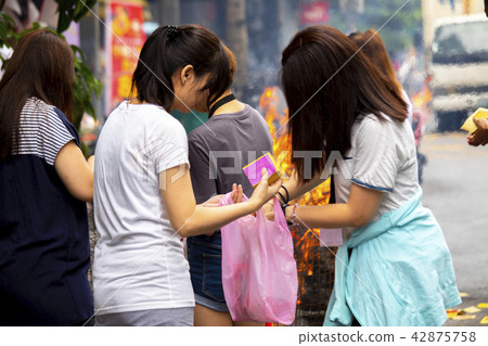 中國鬼武士,燒紙,中國鬼節,燃燒鈔票,中國鬼節 中國鬼武士,燒紙,中國鬼節,燃燒鈔票,中國鬼節 42875758